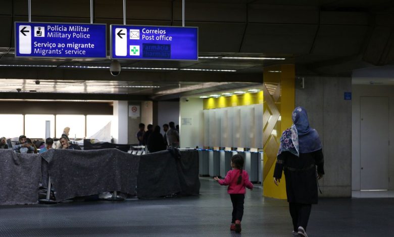 Studio Notícias | Studio TV Imigrantes afegãos voltam a acampar no aeroporto de Guarulhos