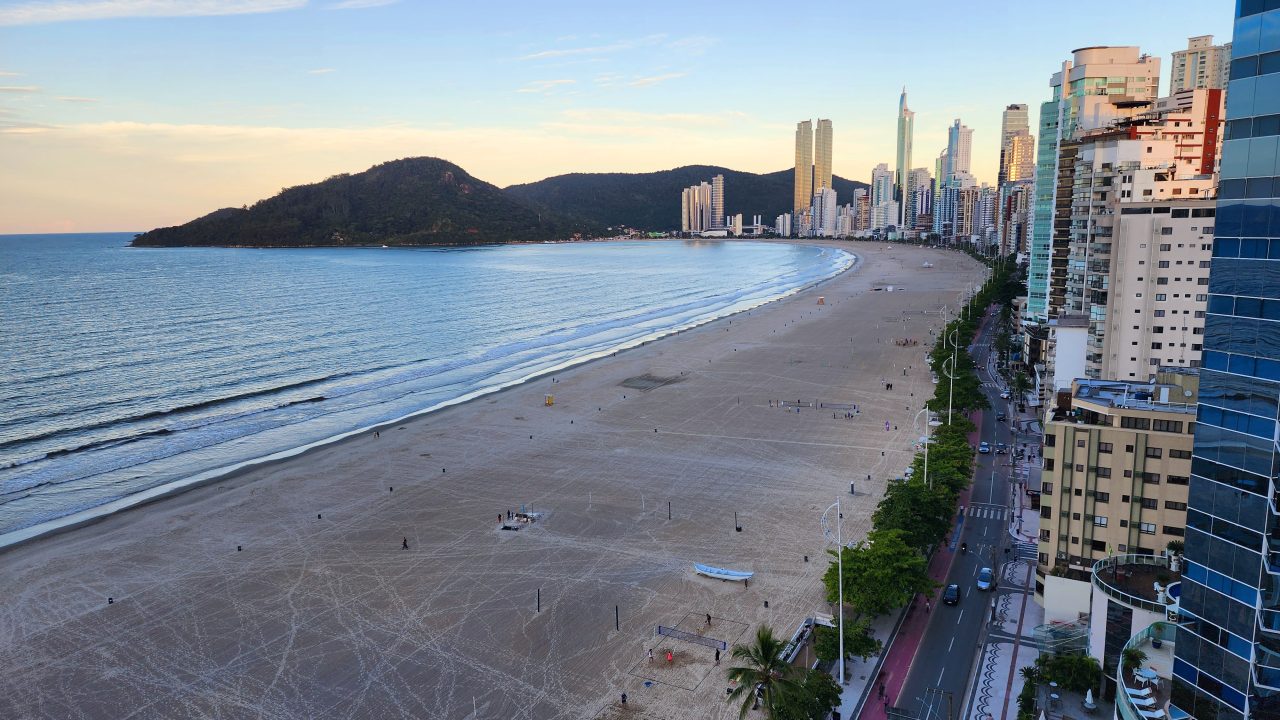 Turista argentino morre afogado em Balneário Camboriú; outras 2 pessoas são arrastadas por correnteza 1 Studio Notícias | Studio TV Turista argentino morre afogado em Balneário Camboriú; outras 2 pessoas são arrastadas por correnteza