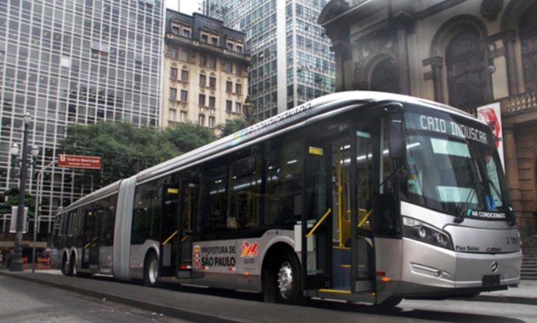 Studio Notícias | Studio TV Ação de motoristas e cobradores atrasa saída de ônibus em São Paulo
