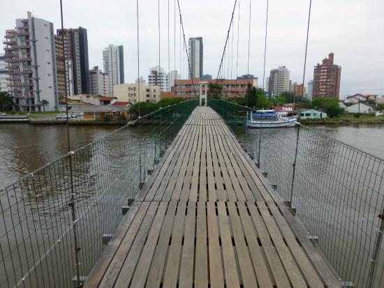 Studio Notícias | Studio TV Reconstrução da ponte pênsil que liga Torres a Santa Catarina será concluída antes do próximo verão
