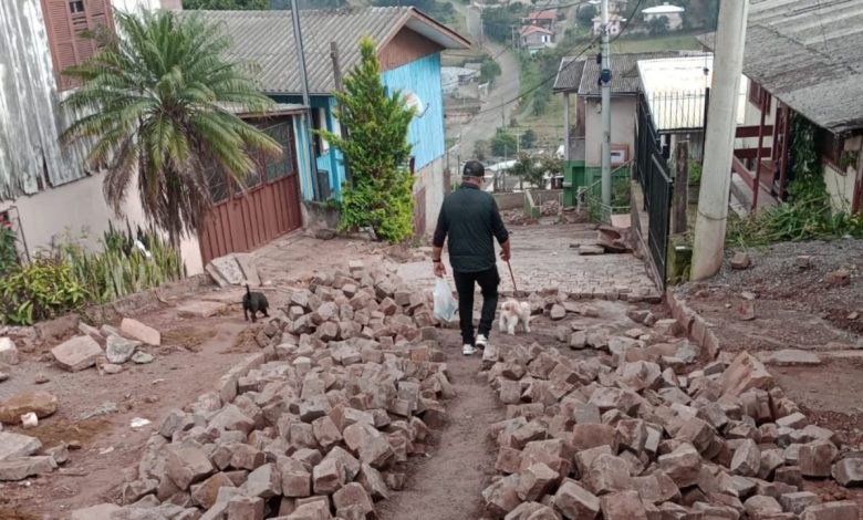 Studio Notícias | Studio TV 'Antigamente quando dava chuva assim era uma cachoeira aqui', relata morador do Morro do Sabão com avanço das obras em Veranópolis