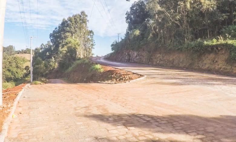 Studio Notícias | Studio TV Vila Flores conclui trecho de calçamento em Nossa Sra. de Caravággio