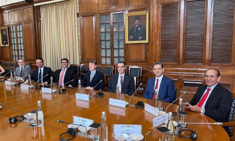 Studio Notícias | Studio TV Senadores discutem transição energética global em viagem oficial à Índia