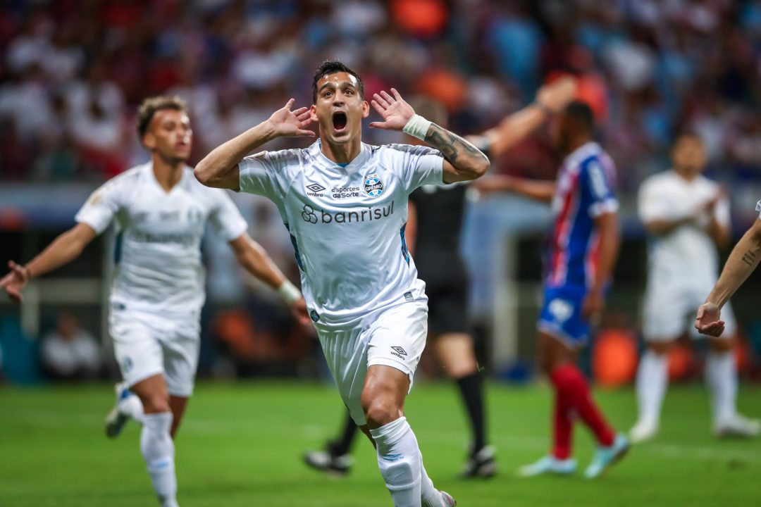 Fora de casa, Grêmio vence Bahia e segue na vice-liderança do Brasileiro 1 Studio Notícias | Studio TV Fora de casa, Grêmio vence Bahia e segue na vice-liderança do Brasileiro