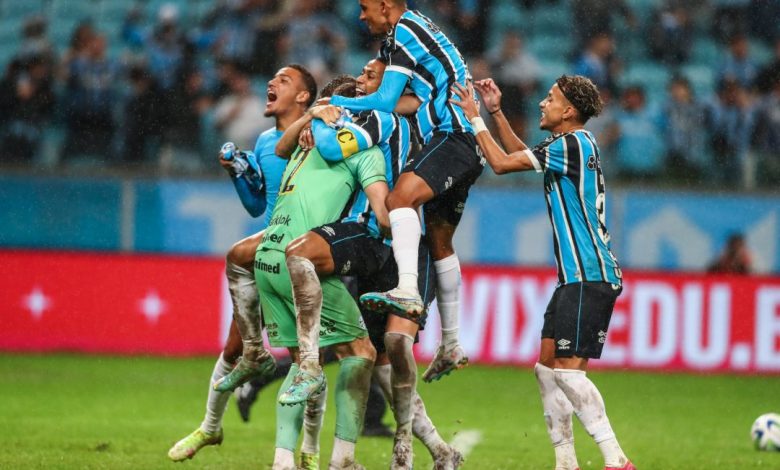 Studio Notícias | Studio TV Nos pênaltis, Grêmio vence Bahia e garante vaga nas semifinais da Copa do Brasil 