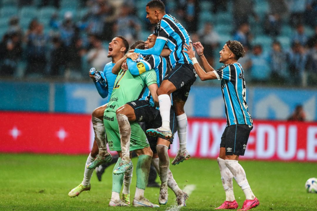 Nos pênaltis, Grêmio vence Bahia e garante vaga nas semifinais da Copa do Brasil 1 Studio Notícias | Studio TV Nos pênaltis, Grêmio vence Bahia e garante vaga nas semifinais da Copa do Brasil