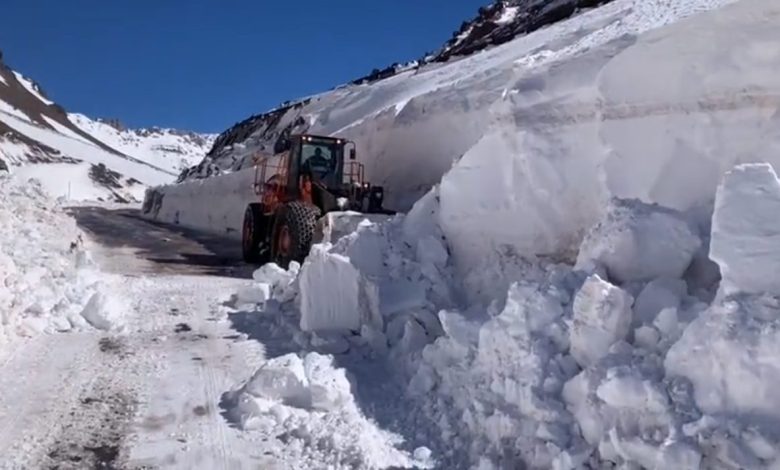 Studio Notícias | Studio TV Neve de até cinco metros bloqueia caminhoneiros brasileiros nos Andes