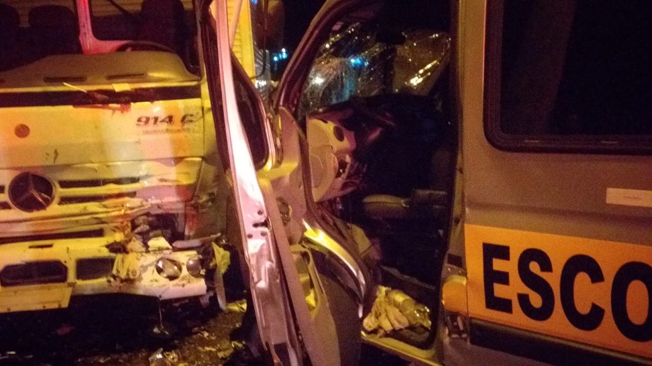 Acidente entre caminhão e van deixa duas pessoas feridas em Bento Gonçalves 1 Studio Notícias | Studio TV Acidente entre caminhão e van deixa duas pessoas feridas em Bento Gonçalves