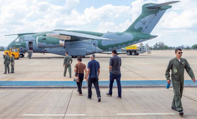 Studio Notícias | Studio TV Terceiro avião trazendo brasileiros de Israel chega ao Brasil 