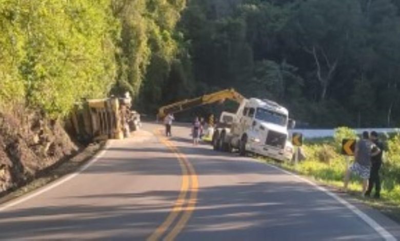 Studio Notícias | Studio TV Novo tombamento de caminhão é registrado na Serra das Antas e trânsito esta em meia pista
