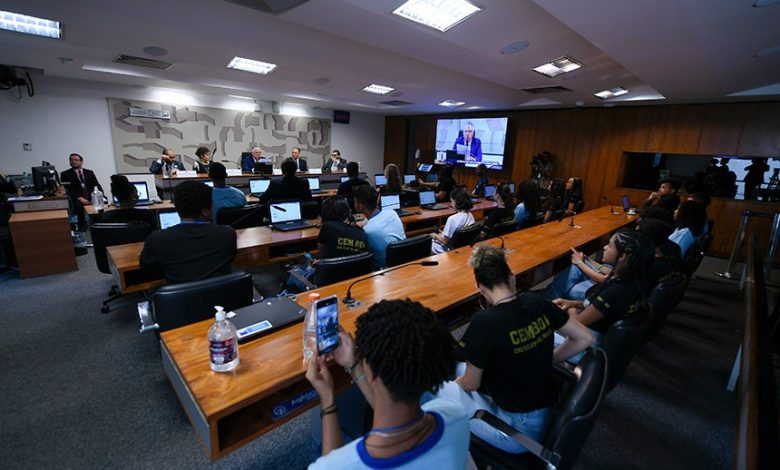 Studio Notícias | Studio TV Dados apresentados em audiência da CAS comprovam aumento do vício em celular