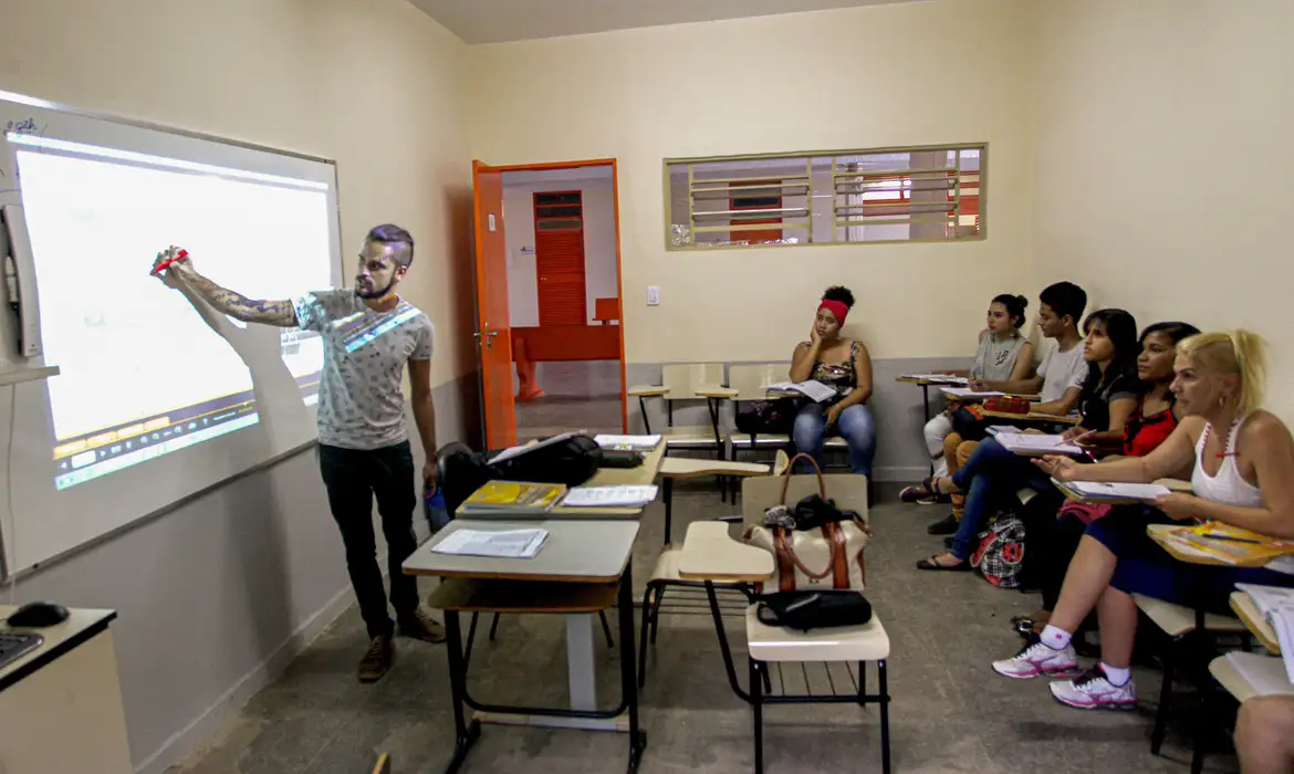 Incentivo para estudantes permanecerem no ensino médio é aprovado 1 Studio Notícias | Studio TV Incentivo para estudantes permanecerem no ensino médio é aprovado
