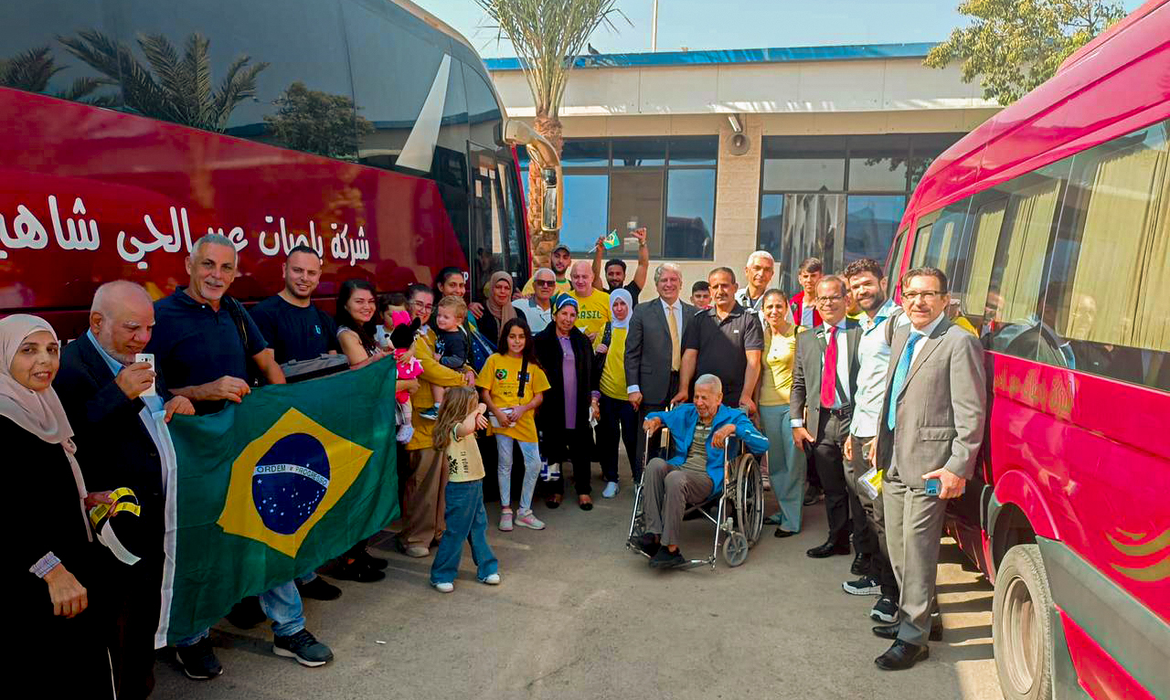 Grupo de 33 brasileiros é resgatado da Cisjordânia, na Palestina 1 Studio Notícias | Studio TV Grupo de 33 brasileiros é resgatado da Cisjordânia, na Palestina