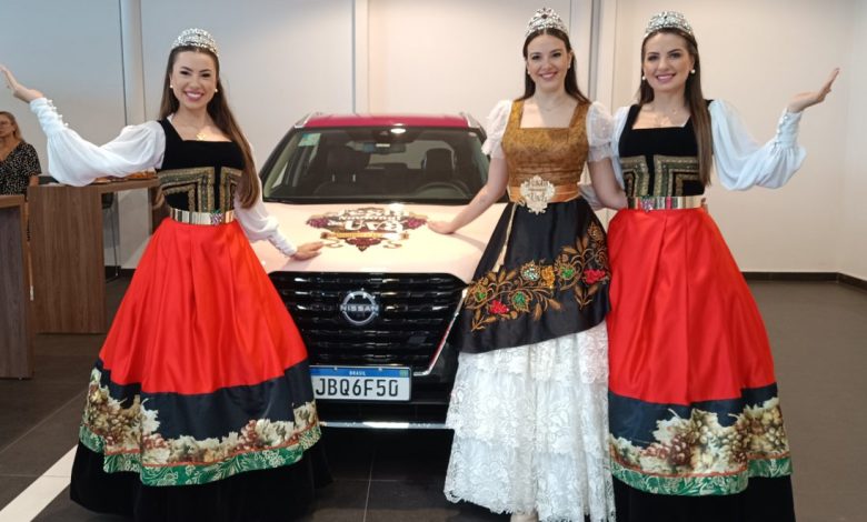 Studio Notícias | Studio TV Rainha e Princesas da Festa Nacional da Uva 2024 recebem carro oficial