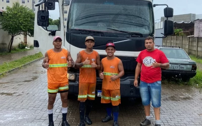 Trabalhadores da coleta de lixo salvam criança de 6 anos vítima de choque elétrico em São Leopoldo 1 Studio Notícias | Studio TV Trabalhadores da coleta de lixo salvam criança de 6 anos vítima de choque elétrico em São Leopoldo