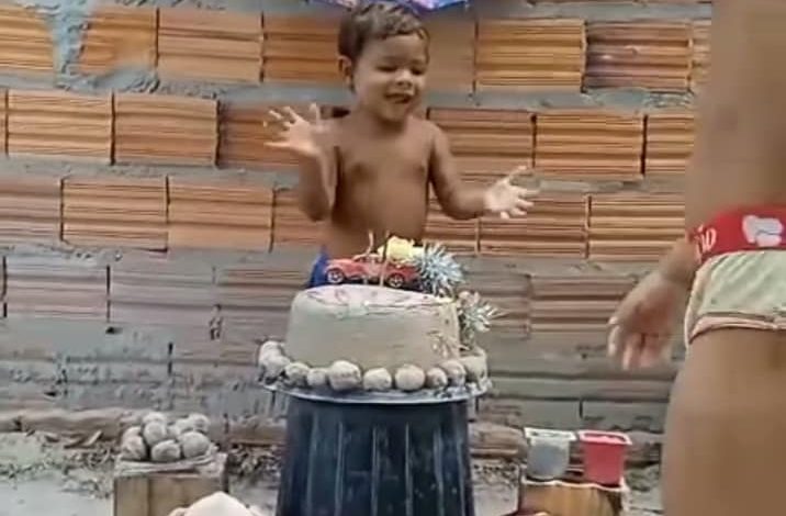 Studio Notícias | Studio TV EMOCIONANTE! Menino de 2 anos emociona o Brasil ao comemorar aniversário com bolo de areia no Piauí