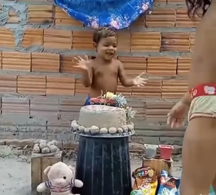 EMOCIONANTE! Menino de 2 anos emociona o Brasil ao comemorar aniversário com bolo de areia no Piauí 1 Studio Notícias | Studio TV EMOCIONANTE! Menino de 2 anos emociona o Brasil ao comemorar aniversário com bolo de areia no Piauí