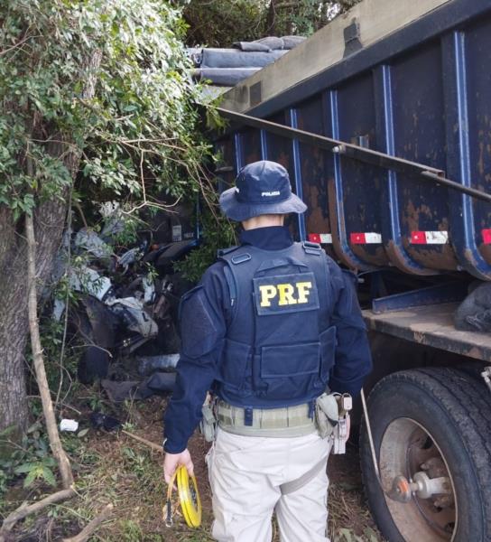 Colisão frontal entre carro e caminhão deixa dois mortos em Rio Pardo 1 Studio Notícias | Studio TV Colisão frontal entre carro e caminhão deixa dois mortos em Rio Pardo