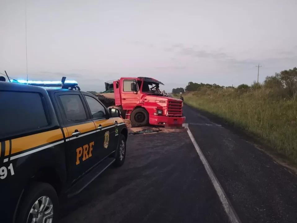 Acidente entre caminhões na BR-290 deixa um morto em Rosário do Sul 1 Studio Notícias | Studio TV Acidente entre caminhões na BR-290 deixa um morto em Rosário do Sul