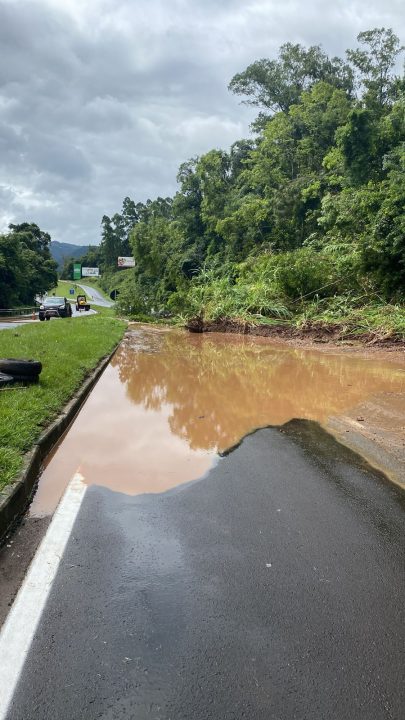 Limpeza do km 38,3 da ERS-122 em São Vendelino pode ser concluída na noite da terça-feira 1 Studio Notícias | Studio TV Limpeza do km 38,3 da ERS-122 em São Vendelino pode ser concluída na noite da terça-feira