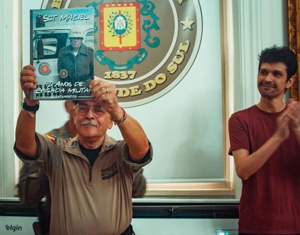 Studio Notícias | Studio TV Brigada Militar homenageia policial que completou 42 anos de serviço ativo