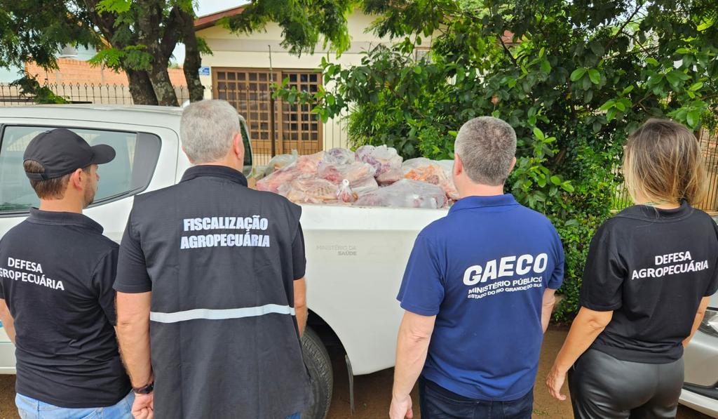 Após dois dias de fiscalização, 18 toneladas de alimentos impróprios para consumo foram apreendidos em São Borja 1 Studio Notícias | Studio TV Após dois dias de fiscalização, 18 toneladas de alimentos impróprios para consumo foram apreendidos em São Borja