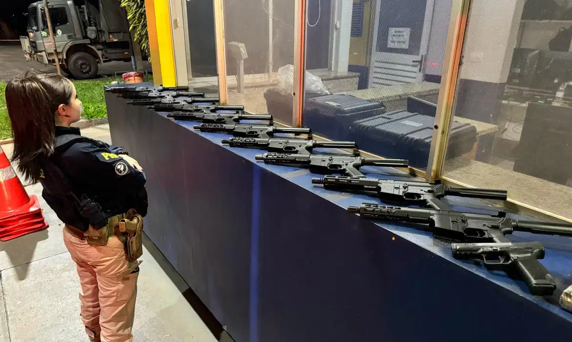 PRF apreende armas e cocaína na BR-277, no Paraná 1 Studio Notícias | Studio TV PRF apreende armas e cocaína na BR-277, no Paraná