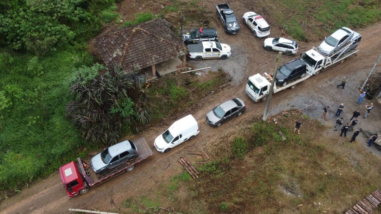 Veículos suspeitos de serem utilizados em homicídios são apreendidos em operação policial no interior de Relvado 1 Studio Notícias | Studio TV Veículos suspeitos de serem utilizados em homicídios são apreendidos em operação policial no interior de Relvado
