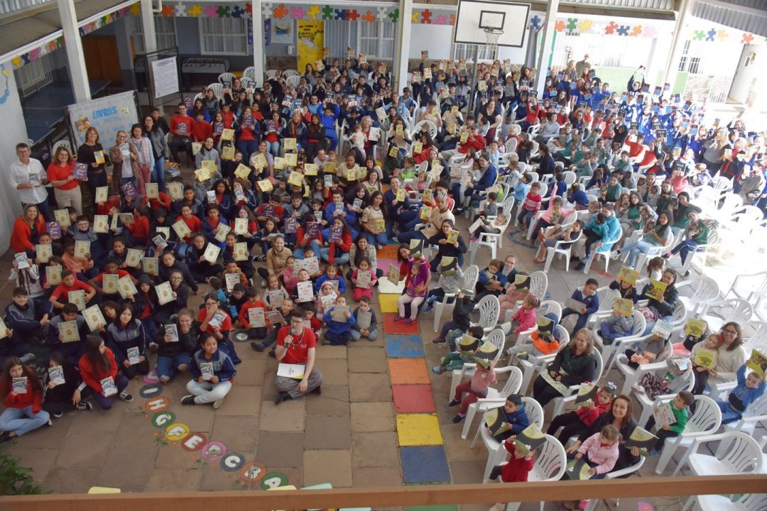 Alunos recebem livros literários em Veranópolis 1 Studio Notícias | Studio TV Alunos recebem livros literários em Veranópolis