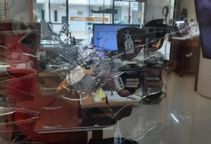Studio Notícias | Studio TV Dono de joalheria reage a assalto e crime termina com dois bandidos dois mortos e um preso