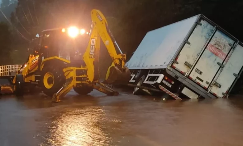 Studio Notícias | Studio TV Arroios transbordam e rios sobem; alerta é de muita chuva ainda vindo