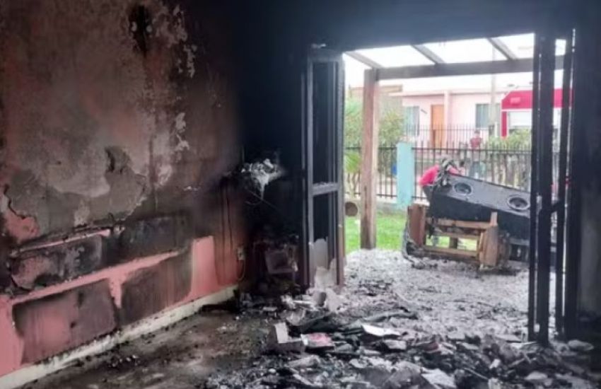 Raio atinge residência e causa incêndio no RS 1 Studio Notícias | Studio TV Raio atinge residência e causa incêndio no RS