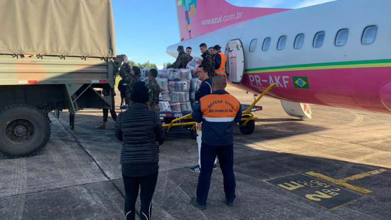 Cobertores comprados com recursos de doações via pix da campanha SOS Rio Grande do Sul chegam ao Estado 1 Studio Notícias | Studio TV Cobertores comprados com recursos de doações via pix da campanha SOS Rio Grande do Sul chegam ao Estado