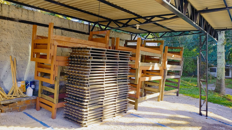 Apenados dos presídios de Iraí e de Canela fabricam camas para população afetada pelas enchentes 1 Studio Notícias | Studio TV Apenados dos presídios de Iraí e de Canela fabricam camas para população afetada pelas enchentes