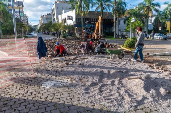 Studio Notícias | Studio TV Reparos no calçamento e drenagem no centro de Nova Prata