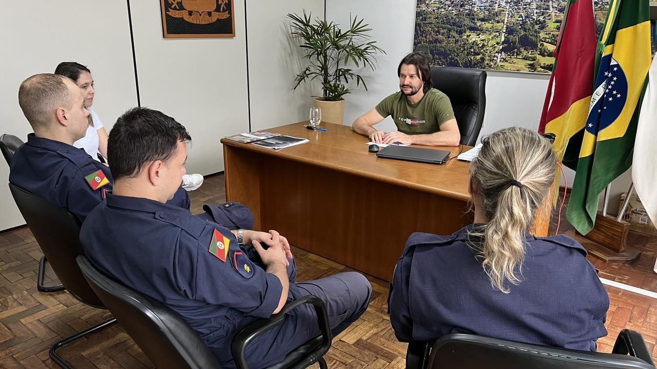 Administração Municipal e Defesa Civil de Cotiporã recebem Corpo de Bombeiros Veranópolis 1 Studio Notícias | Studio TV Administração Municipal e Defesa Civil de Cotiporã recebem Corpo de Bombeiros Veranópolis