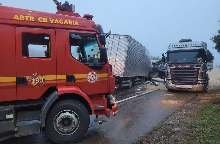 Studio Notícias | Studio TV Grave acidente na BR-285 em Muitos Capões envolvendo dois caminhões e um ônibus escolar deixa uma vítima fatal