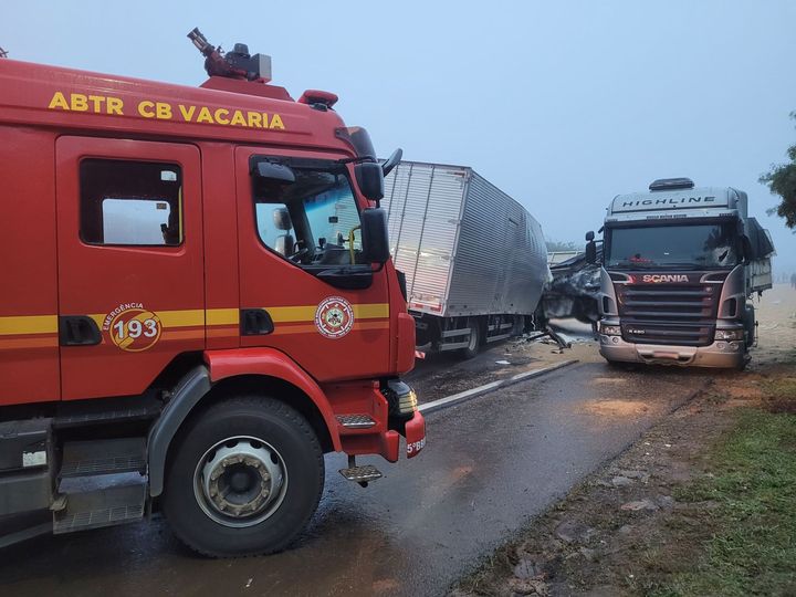 Grave acidente na BR-285 em Muitos Capões envolvendo dois caminhões e um ônibus escolar deixa uma vítima fatal 1 Studio Notícias | Studio TV Grave acidente na BR-285 em Muitos Capões envolvendo dois caminhões e um ônibus escolar deixa uma vítima fatal