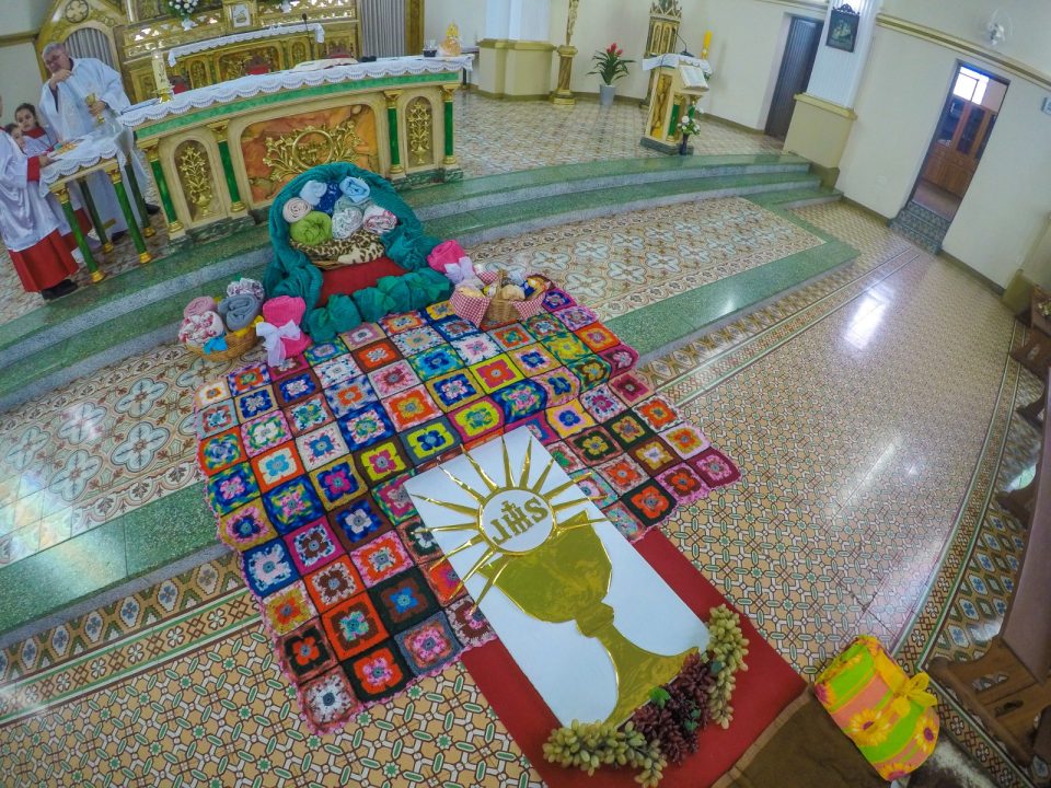 Tapete Solidário de Corpus Christi para vítimas das enchentes foi confeccionado em Vila Flores 1 Studio Notícias | Studio TV Tapete Solidário de Corpus Christi para vítimas das enchentes foi confeccionado em Vila Flores