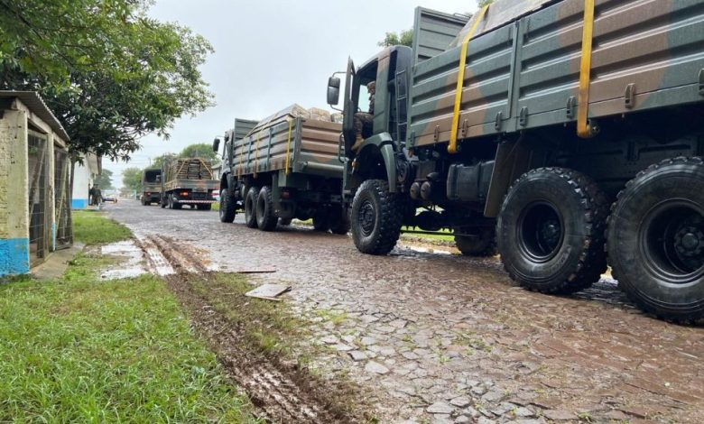 Studio Notícias | Studio TV Exército envia novas passarelas flutuantes para substituir estruturas rompidas na região