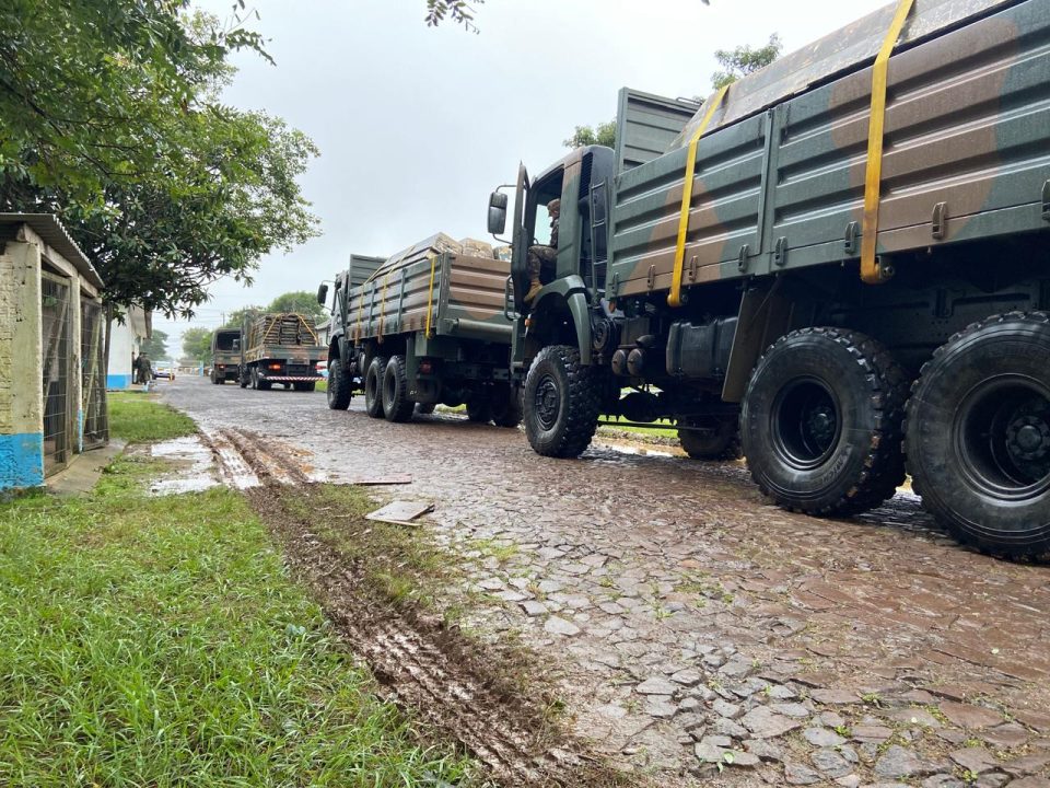 Studio Notícias | Studio TV Exército envia novas passarelas flutuantes para substituir estruturas rompidas na região