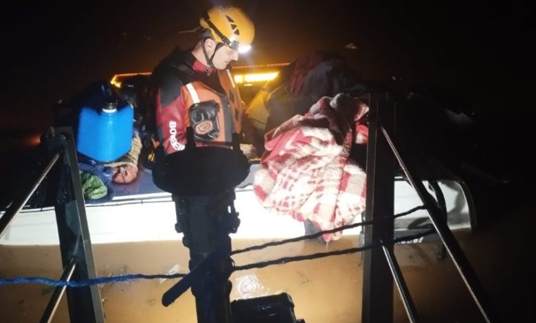 Studio Notícias | Studio TV Motorista é resgatado de caminhão submerso em Encantado após ato heroico de pescadores