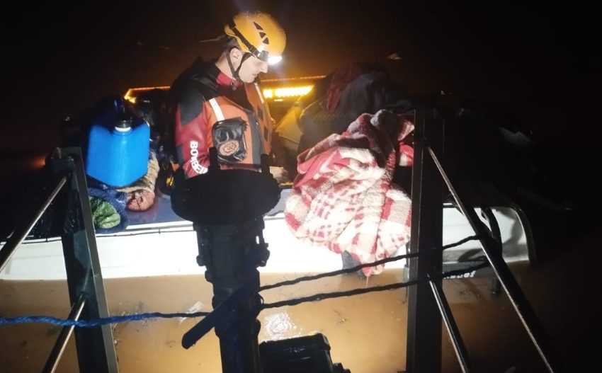 Motorista é resgatado de caminhão submerso em Encantado após ato heroico de pescadores 1 Studio Notícias | Studio TV Motorista é resgatado de caminhão submerso em Encantado após ato heroico de pescadores