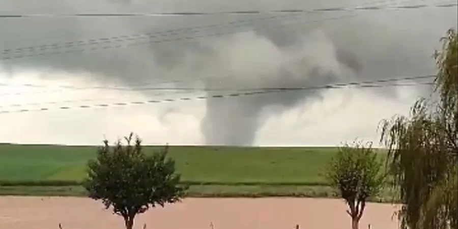 Em meio à tragédia das chuvas, RS registra formação de tornado no município de Gentil; meteorologista explica a formação 1 Studio Notícias | Studio TV Em meio à tragédia das chuvas, RS registra formação de tornado no município de Gentil; meteorologista explica a formação