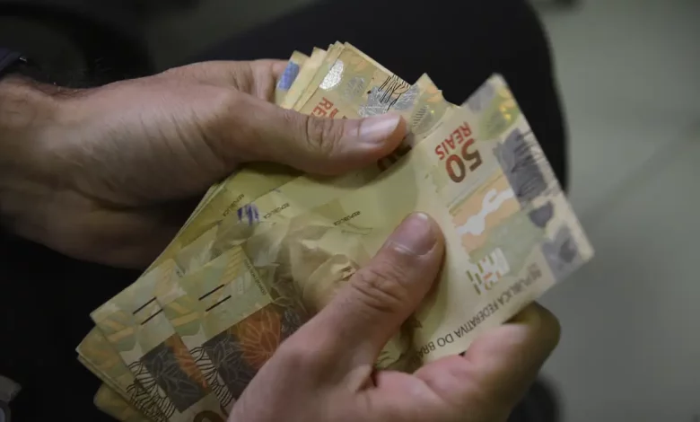 Studio Notícias | Studio TV Caixa libera abono do PIS/Pasep para nascidos em maio e junho