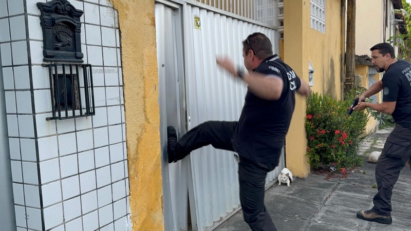 Polícia Civil desvenda fraude em doações para vítimas de enchentes: casal é preso em Fortaleza 1 Studio Notícias | Studio TV Polícia Civil desvenda fraude em doações para vítimas de enchentes: casal é preso em Fortaleza