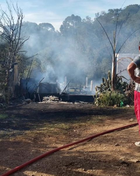Família de Nova Prata perde casa em incêndio e precisa de doações 1 Studio Notícias | Studio TV Família de Nova Prata perde casa em incêndio e precisa de doações