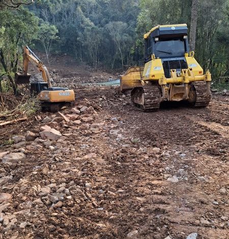 Studio Notícias | Studio TV Seguem trabalhos de abertura da estrada provisória do Rio Não-Sabia, em Vista Alegre do Prata