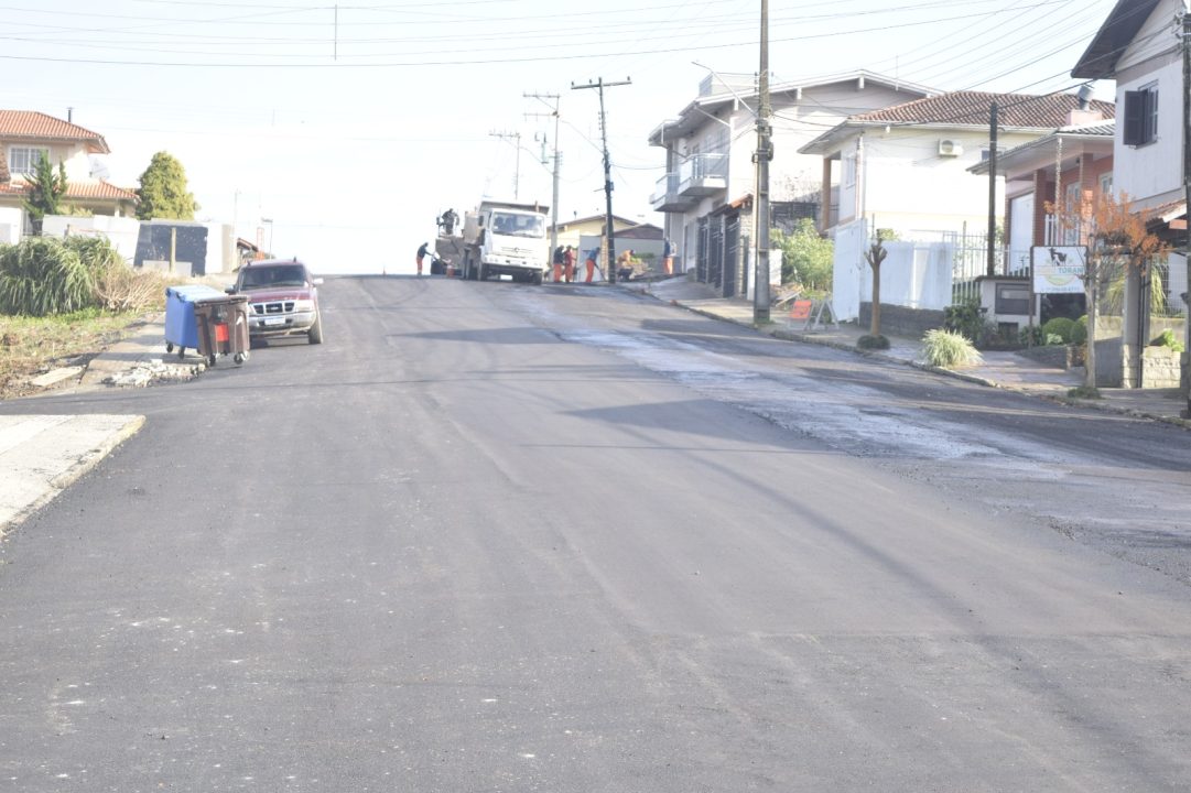 Seguem obras de asfaltamento no Bairro São Luiz, em Vila Flores 1 Studio Notícias | Studio TV Seguem obras de asfaltamento no Bairro São Luiz, em Vila Flores