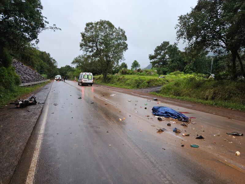 Motociclista morre após cair e ser atropelado por caminhão na ERS-452 em Vale Real 1 Studio Notícias | Studio TV Motociclista morre após cair e ser atropelado por caminhão na ERS-452 em Vale Real